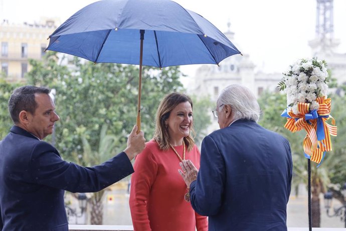 L'alcaldessa de València, María José Catalá (c), rep el pomell de flors amb motiu de la festivitat del Corpus Christi, en l'Ajuntament de València, a 5 de juny del 2026, a València