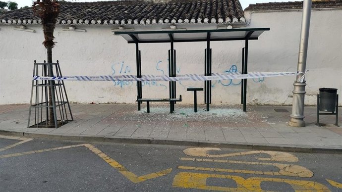 Imagen de la marquesina de autobuses destrozada por disparos con balines metálicos en Pinos Puente.