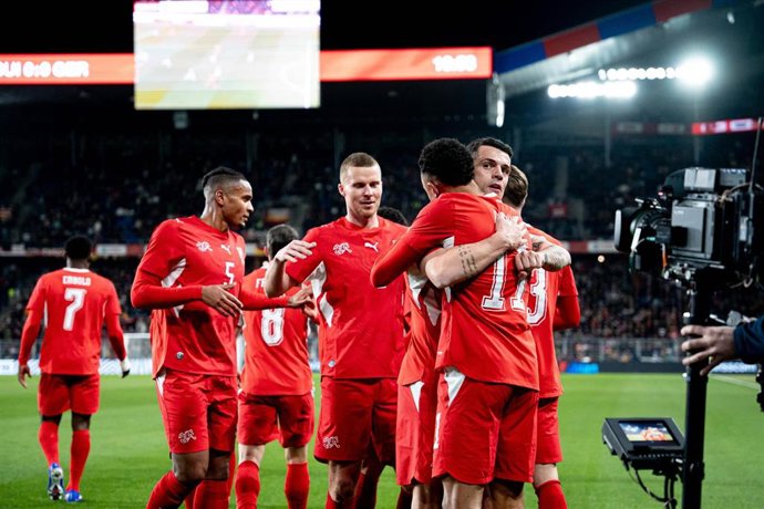 Archivo - Granit Xhaka y Dan Ndoye celebran un gol de Suiza en el amistoso ante Alemania disputado en Basilea, el 27 de marzo de 2026
