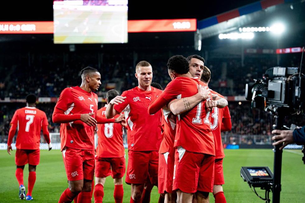 Archivo - Granit Xhaka y Dan Ndoye celebran un gol de Suiza en el amistoso ante Alemania disputado en Basilea, el 27 de marzo de 2026