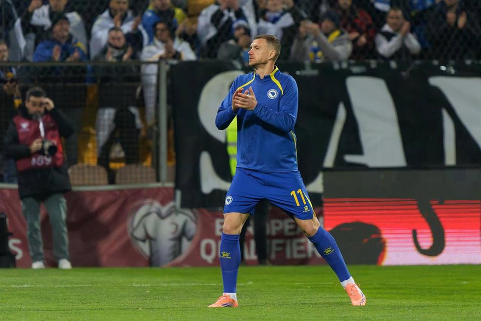 Archivo - Edin Dzeko en un partido de la selección de Bosnia y Herzegovina rumbo al Mundial 2026