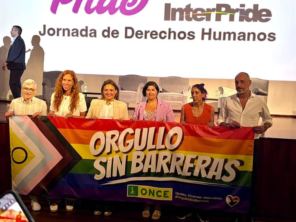 La directora de la ONCE en Torremolinos (Málaga), Cristina Cervantes, presenta junto a la alcaldesa de la ciudad, Margarita del Cid, la pancarta con la que el ONCE participarán por primera vez en su historia en una marcha del Orgullo en Torremolinos