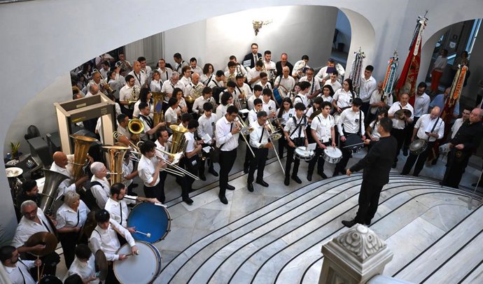 Imatge de músics en l'acte del pomell del Corpus celebrat en l'Ajuntament de València.