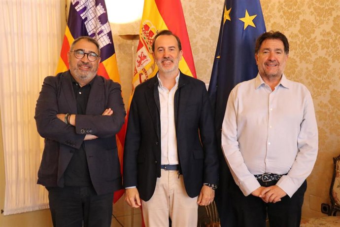Velasco, Le Senne y Bonet, en el Parlament.