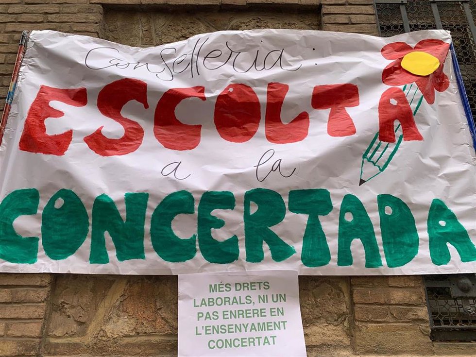 Pancarta reclamando mejoras para la escuela concertada