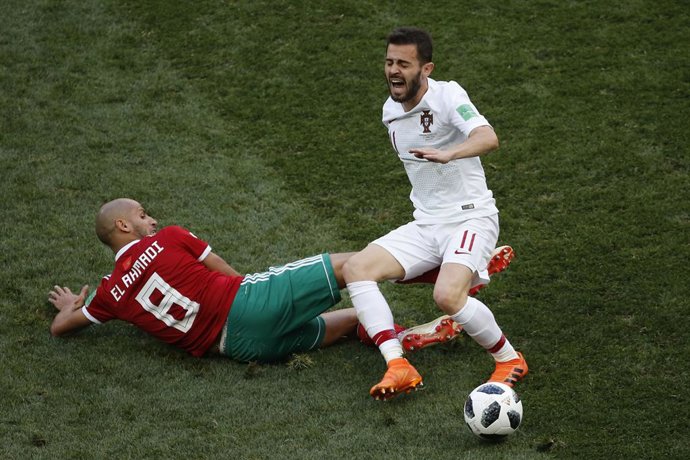 Futbol, Portugal vs Marruecos Copa Mundial de Rusia 2018 El jugador de Marruecos Karin EL Ahmadi, izquierda, disputa el balón contra Bernardo Silva de Portugal durante el partido por el grupo B jugado en el estadio Luzhniki de Moscú 20/06/2018 Andres