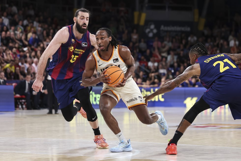 Michael Forrest of UCAM Murcia and Tornike Shengelia of FC Barcelona in action during the Spanish League, Liga ACB Endesa, basketball Quarter Finals Game 2 match played between FC Barcelona and UCAM Murcia at Palau Blaugrana on June 04, 2026 in 