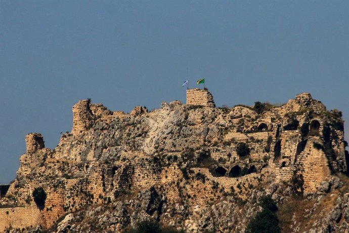 31 de maio de 2026, Arnoun, Líbano: A bandeira israelense hasteia ao lado da bandeira da Brigada Golani sobre o Castelo de Beaufort (Belfort), da época das Cruzadas, conhecido localmente como Qalaat al-Chakif, em uma aldeia no sul do Líbano. As forças isr