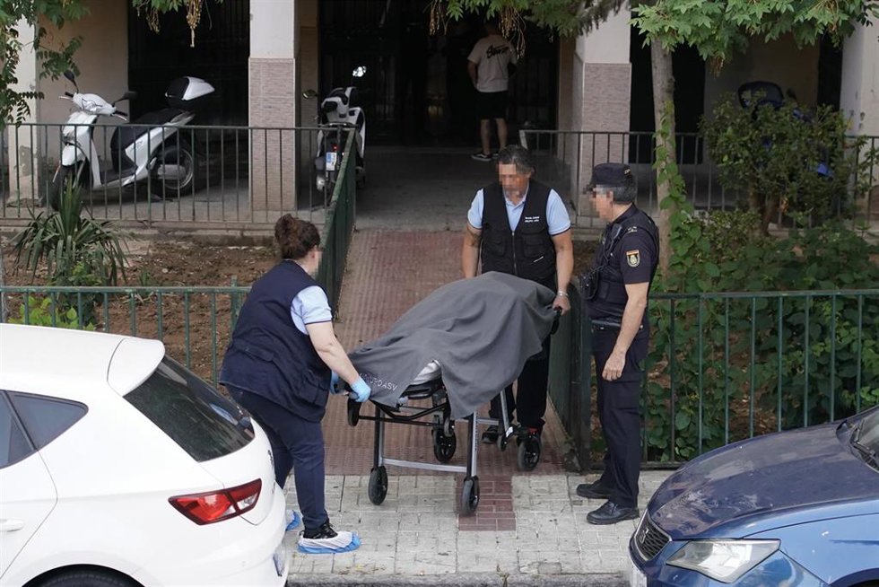 Traslado de uno de los dos cadáveres hallados en Málaga capital en lo que se investiga como un crimen machista. A 05 de junio de 2026, en Málaga (Andalucía, España).