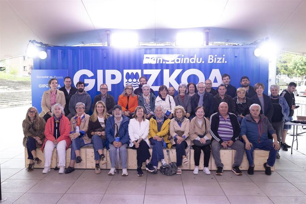 La iniciativa 'Ongizatearen plaza' de la Diputación suscita el diálogo activo sobre el bienestar integral en Pasaia