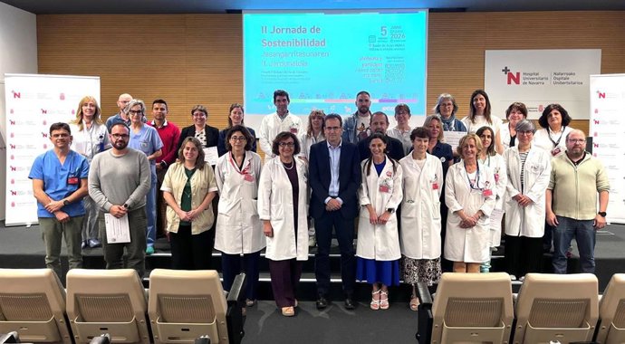 El director general de Salud del Gobierno de Navarra, Antonio López, junto al personal directivo del HUN y el personal 'ecoembajador' del centro, en las II Jornadas de Sostenibilidad.