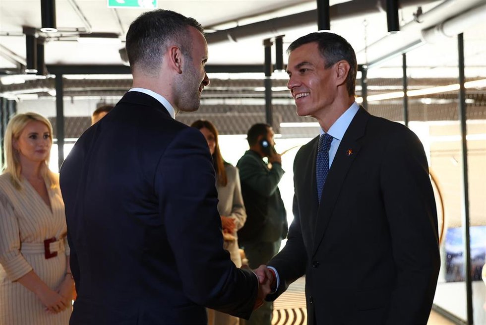 El presidente del Gobierno, Pedro Sánchez (d), se reúne con el primer ministro de Montenegro, Milojko Spajic (i), a 5 de junio de 2026, en Tivat (Montenegro).