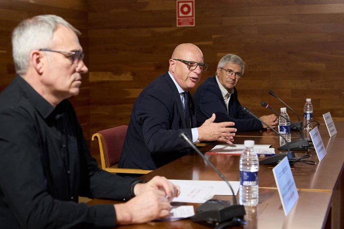 El consejero Gimeno, junto con Gil Sevillano y Pablo Arriazu, durante su intervención en el acto