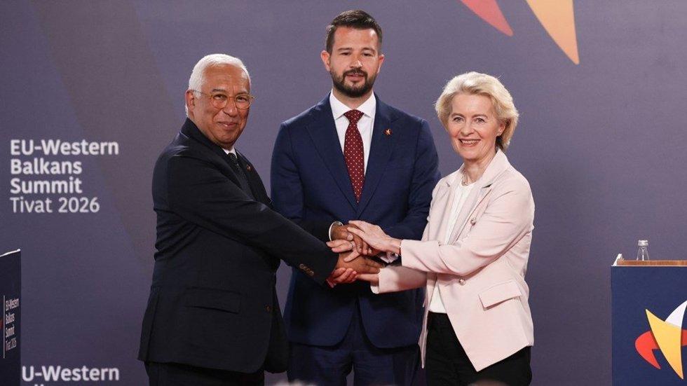 El presidente del Consejo Europeo, António Costa, Y la presidenta de la Comisión Europea, Ursula von der Leyen, junto al primer ministro de Montenegro, Milojko Spajic.