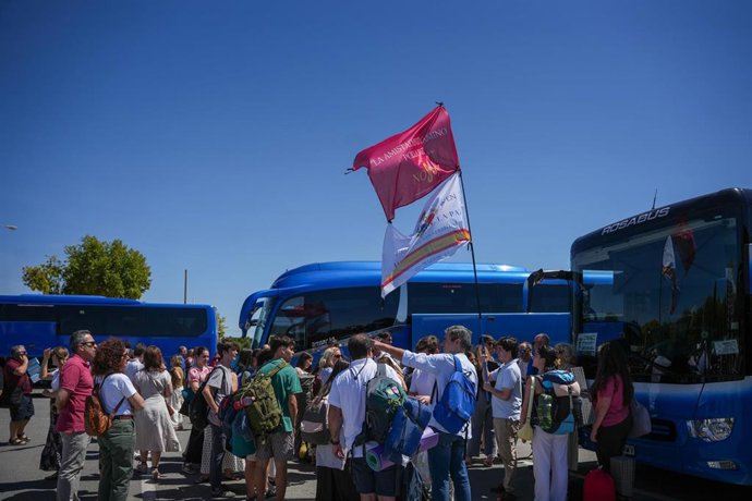 Jóvenes sevillanos que participarán en la peregrinación a Madrid con motivo del viaje del Papa, antes de coger los autobuses en la explanada de Blas Infante
