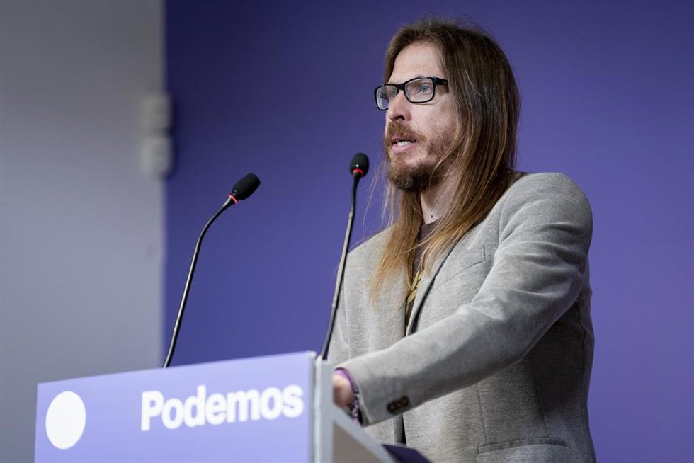 El secretario de Organización y portavoz de Podemos, Pablo Fernández, durante una rueda de prensa en la sede de Podemos, a 18 de mayo de 2026, en Madrid (España).