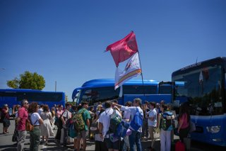 Jóvenes sevillanos que participarán en la peregrinación a Madrid con motivo del viaje del Papa, antes de coger los autobuses en la explanada de Blas Infante