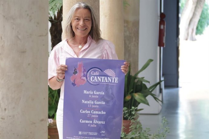 La delegada de Cultura del Ayuntamiento de Córdoba, Isabel Albás, con el cartel del nuevo ciclo de actuaciones flamencas de Café Cantante, que se celebra en la Posada del Potro entre el 6 de junio y el 4 de julio, con entrada libre hasta completar aforo.