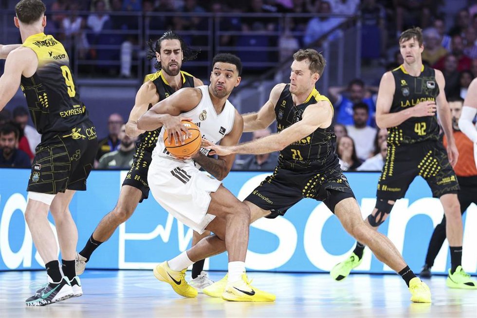 Trey Lyles presionado por Tim Abromaitis y Joan Sastre en el Real Madrid-La Laguna Tenerife del 'Playoff'por el título de la Liga Endesa 25-26