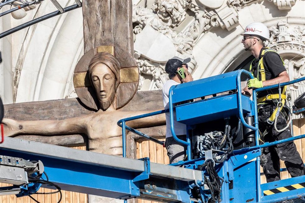 Varias personas trabajan en el montaje de escenarios para la Santa Misa del Papa León XIV en Cibeles.