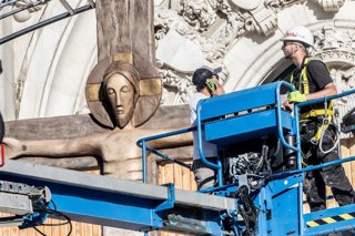 Varias personas trabajan en el montaje de escenarios para la Santa Misa del Papa León XIV en Cibeles, a 3 de junio de 2026, en Madrid (España). El motivo del acto es conocer los avances de los preparativos de cara a la eucaristía del domingo 7 de junio.