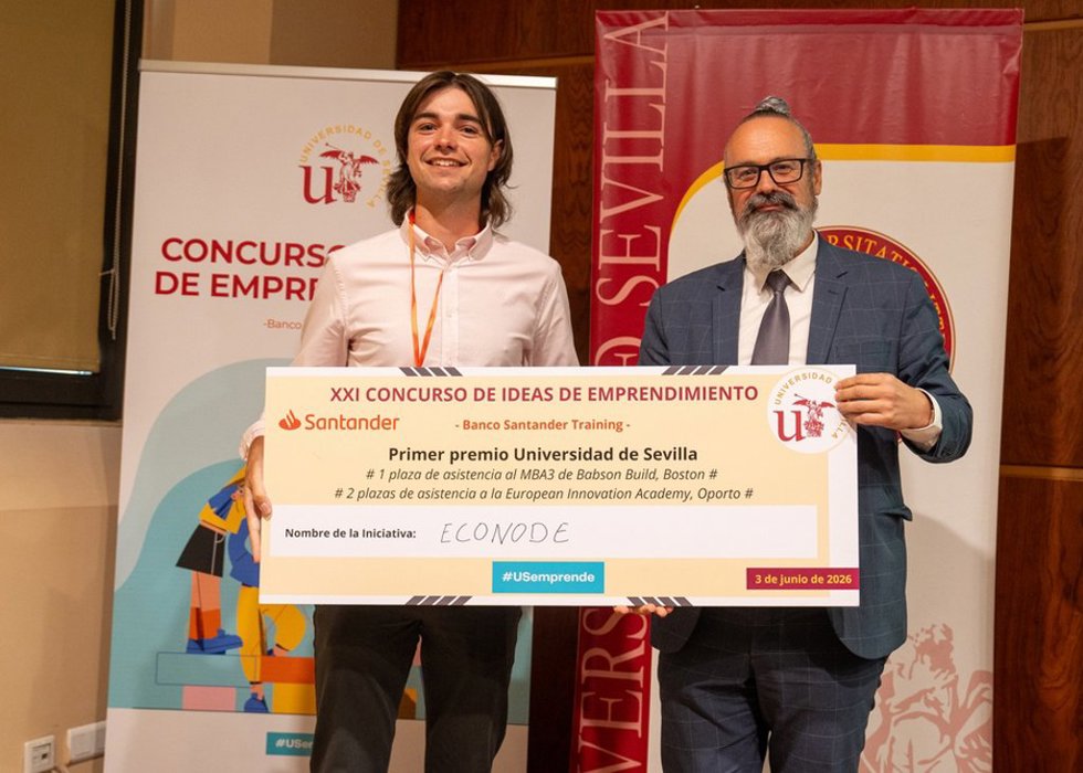 Archivo - El autor del proyecto, Francisco Moreno, junto al vicerrector de Innovación, Transferencia del Conocimiento de la US, Ángel Luis Trigo