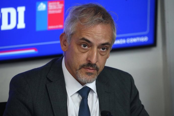 Santiago 30 de diciembre 2024.  El Director del Servicio Nacional de Migraciones, Luis Eduardo Thayer, junto al subdirector tecnico del Instituto Nacional de Estadisticas,  presentan los resultados del estudio anual  Estimación de personas extranjeras