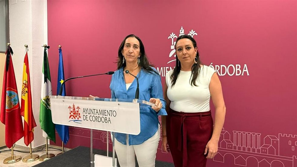 La portavoz de Vox en el Ayuntamiento de Córdoba, Paula Badanelli (izda.), en rueda de prensa.