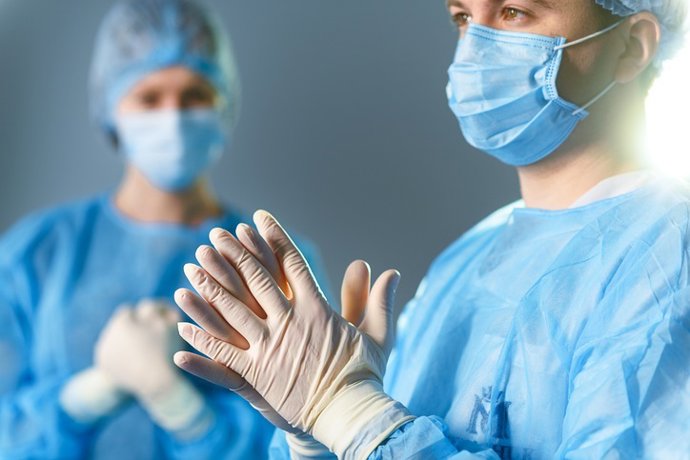 Archivo - Arquivo - Médicos concentrados, vestidos com uniformes cirúrgicos