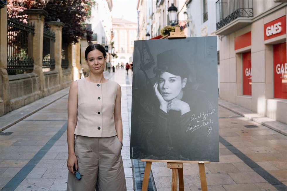 La actriz Laia Costa, premio Ciudad de huesca Carlos Saura, posa este viernes en la calle Duquesa Villahermosa de Huesca a pocos metros de la escultura dedicada a Saura.  