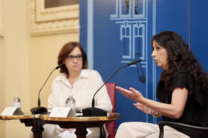 La escritora María Oruña (dcha), en presencia de la periodista vallisoletana Maite Rodríguez.