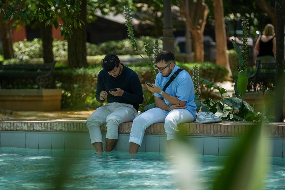 En pleno mayo, turistas recorren las calles de Sevilla buscando sombra y agua. A 27 de mayo de 2026 en Sevilla, Andalucía (España).