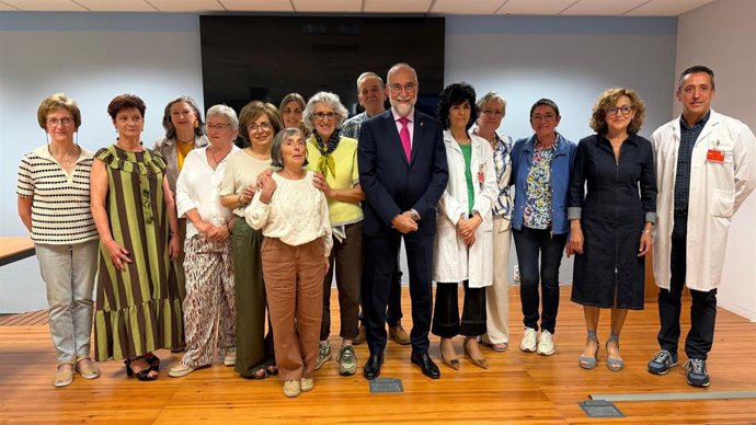 El consejero de Salud, Fernando Domínguez Cunchillos, la gerente del Área de Salud de Estella, María Mar Paternain, junto a los profesionales jubilados