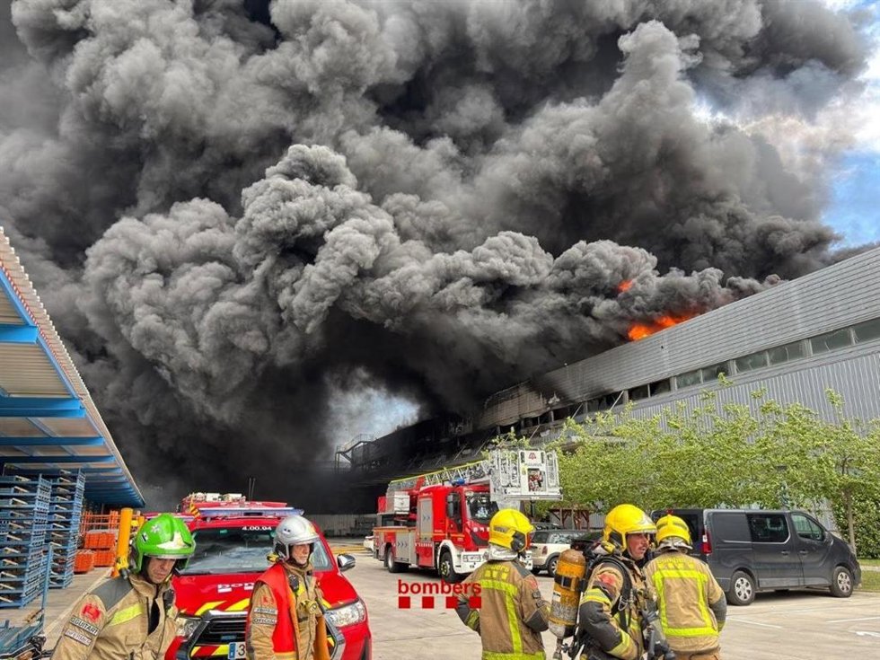 Columna de humo de la nave industrial Honda