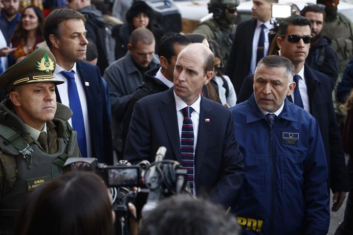Santiago 4 de junio 2026. El ministro de Seguridad, Martin Arrau, encabeza la coordinacion de un operativo conjunto entre Carabineros  y la Polic a de Investigaciones, orientado a la fiscalizacion de personas en situacion migratoria irregular y al