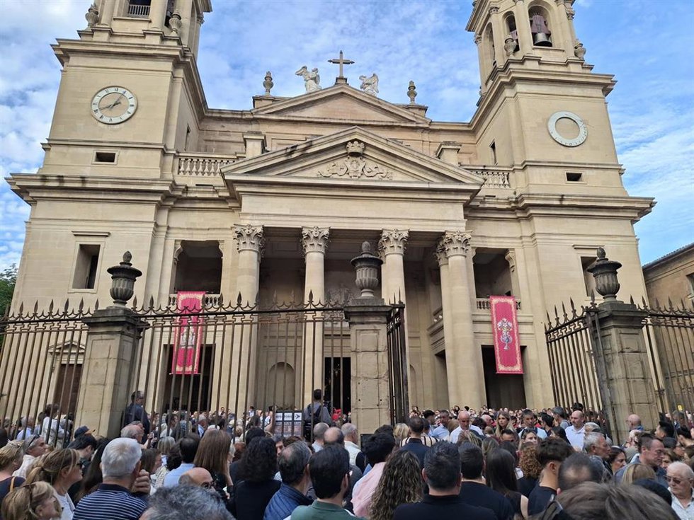 Una multitud espera en el exterior de la Catedral de Pamplona durante el funeral por los cinco policías forales fallecidos.