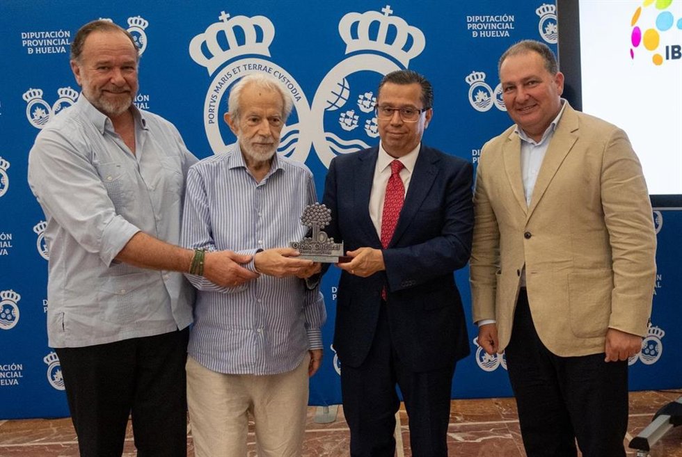 El presidente de la Diputación de Huelva, David Toscano; el presidente de la Fundación Caja Rural del Sur, José Luis García-Palacios; el presidente de la Asociación Cultural Iberoamericana, Jaime de Vicente, junto al galardonado, Enrique Vargas.