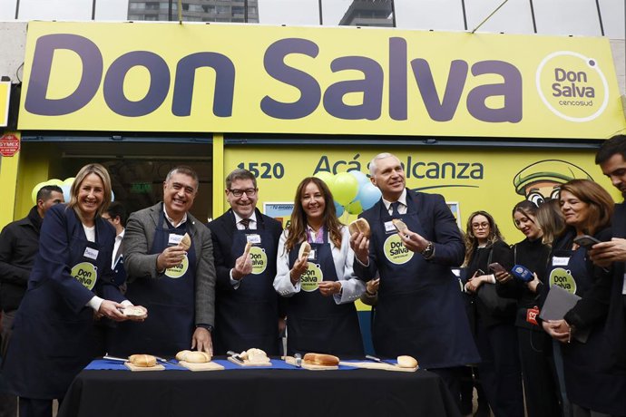 Santiago 5 de junio 2026.  El biministro de Economía y Minería, Daniel Mas, junto al alcalde de Santiago, Mario Desbordes y ejecutivos de Cencosud, inauguran oficialmente la primera tienda de Don Salva, nueva cadena de supermercados de descuento en