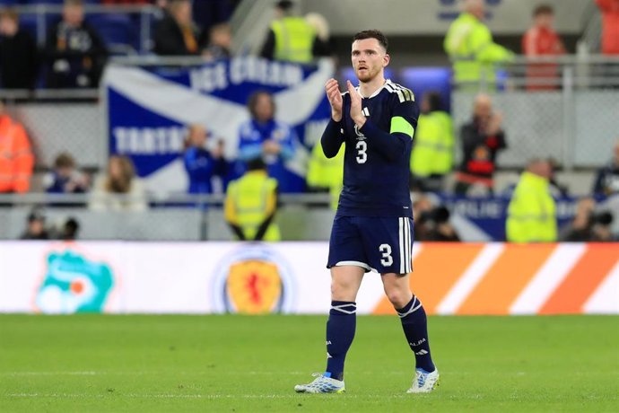 Archivo - Andrew Robertson, en un partido con la selección escocesa.