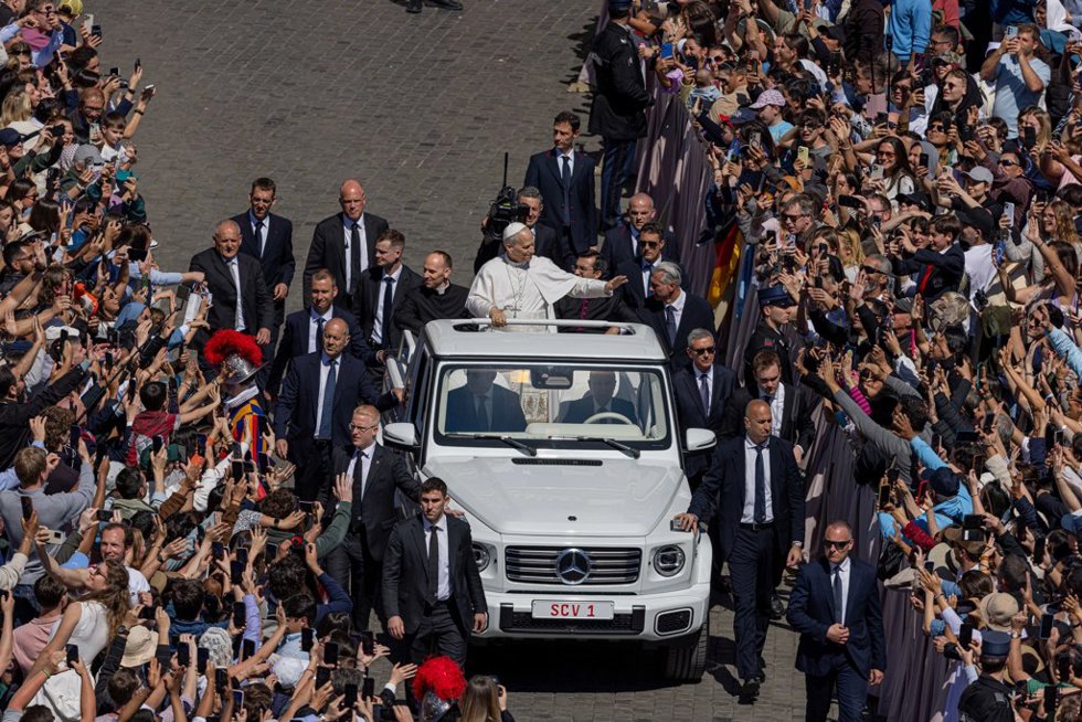 El Papa León XIV en la Plaza de San Pedro en el Vaticano. 