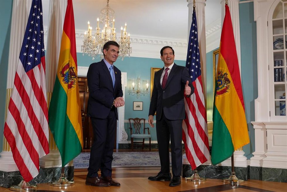 Archivo - El secretario de Estado Marco Rubio da la bienvenida al presidente electo de Bolivia, Rodrigo Paz, al Departamento de Estado el 31 de octubre de 2025.