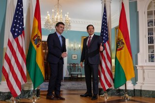 Archivo - October 31, 2025, Washington, District of Columbia, USA: Secretary of State Marco Rubio welcomes Bolivian President-elect Rodrigo Paz to the State Department on October 31, 2025