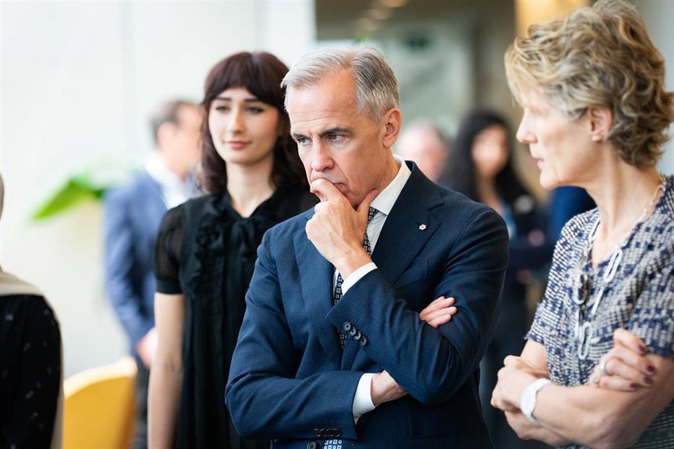 El primer ministro Mark Carney, en el centro, y su esposa Diana Fox Carney, a la derecha, visitan varias empresas tecnológicas emergentes en el Vector Institute, en Toronto