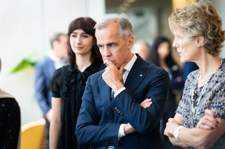 June 4, 2026, Toronto, On, Canada: Prime Minister Mark Carney, centre, and his wife Diana Fox Carney, right, visit technology startups at the Vector Institute, in Toronto on Thursday, June 4, 2026.