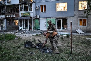 Archivo - Las fuerzas de seguridad recogen los restos de un dron de ataque utilizado por las tropas rusas para atacar una zona residencial en el distrito de Shevchenkivskyi, en Zaporiya, Ucrania