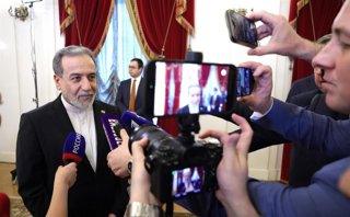 Archivo - El ministro de Asuntos Exteriores iraní, Abbas Araghchi, habla con los medios de comunicación tras una reunión bilateral con el presidente ruso, Vladímir Putin, en la Biblioteca Presidencial Boris Yeltsin