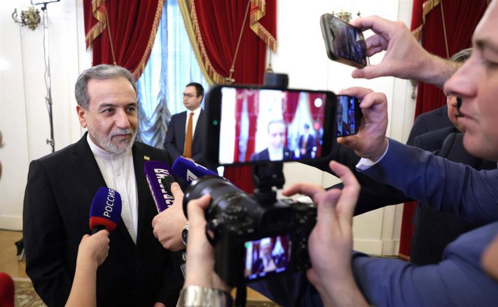 Archivo - El ministro de Asuntos Exteriores iraní, Abbas Araghchi, habla con los medios de comunicación tras una reunión bilateral con el presidente ruso, Vladímir Putin, en la Biblioteca Presidencial Boris Yeltsin