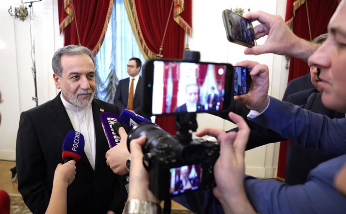 Archivo - April 27, 2026, St Petersburg, Russia: Iranian Foreign Minister Abbas Araghchi talks to the media after a bilateral meeting with Russian President Vladimir Putin at the Boris Yeltsin Presidential Library, April 27, 2026 in St. Petersburg, Russia