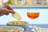 Foto: El 'efecto aperitivo': Por qué beber alcohol hace que te apetezcan patatas fritas y pizza