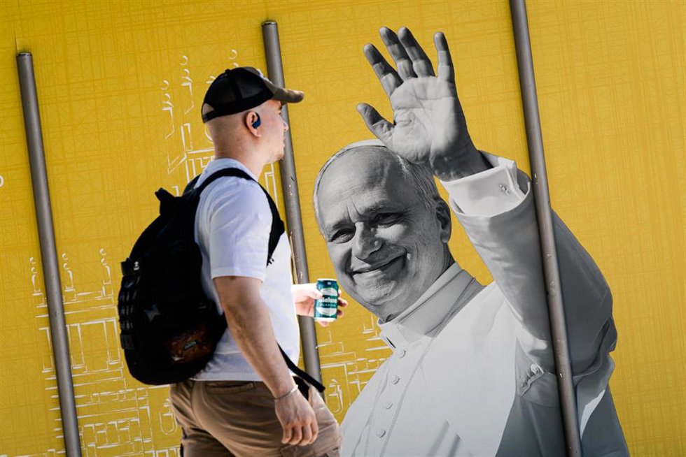 Cartel publicitario de la visita del Papa, en la plaza de Cibeles, a 28 de mayo de 2026, en Madrid (España).